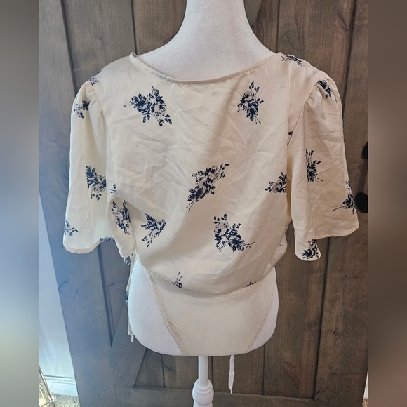 ASTR THE LABLE Hadley Cream with Blue Floral Print Bodysuit Lulus. Size Small - Picture 13 of 14